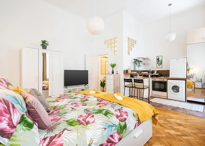Cosmopolitan - Chic Getaway In A Fancy Neighbourhood דירה