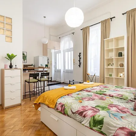 Apartment Cosmopolitan - Chic Getaway In A Fancy Neighbourhood Budapest