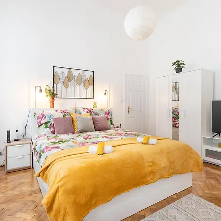 Cosmopolitan - Chic Getaway In A Fancy Neighbourhood Apartment Budapest