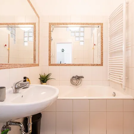 Apartament Cosmopolitan - Chic Getaway In A Fancy Neighbourhood *