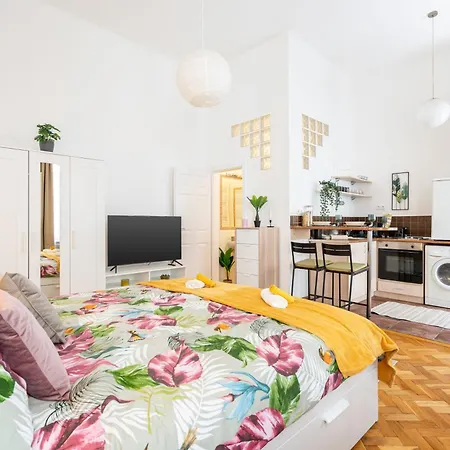 Cosmopolitan - Chic Getaway In A Fancy Neighbourhood Apartament